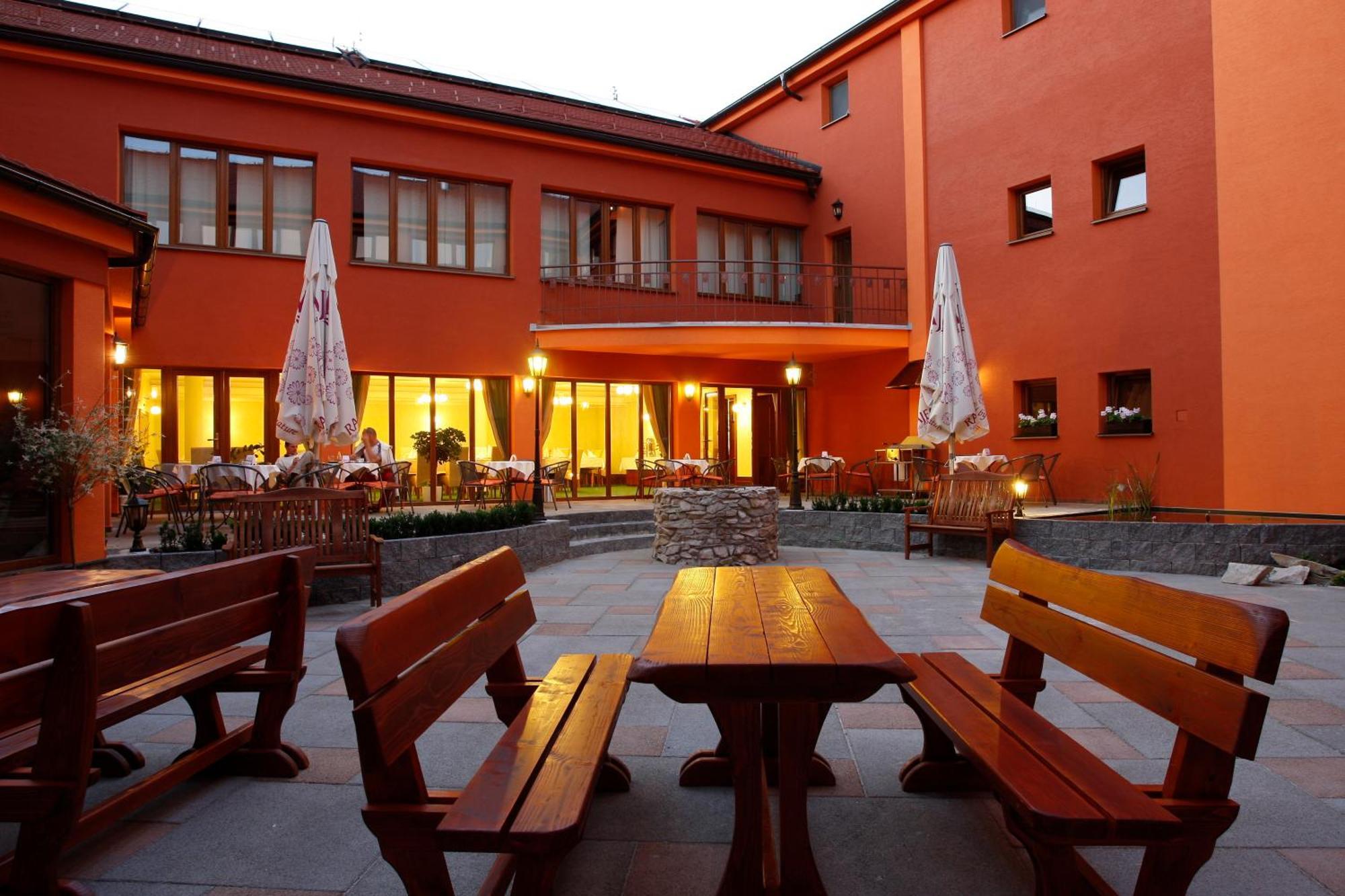 Hotel Majolika Modra Bagian luar foto