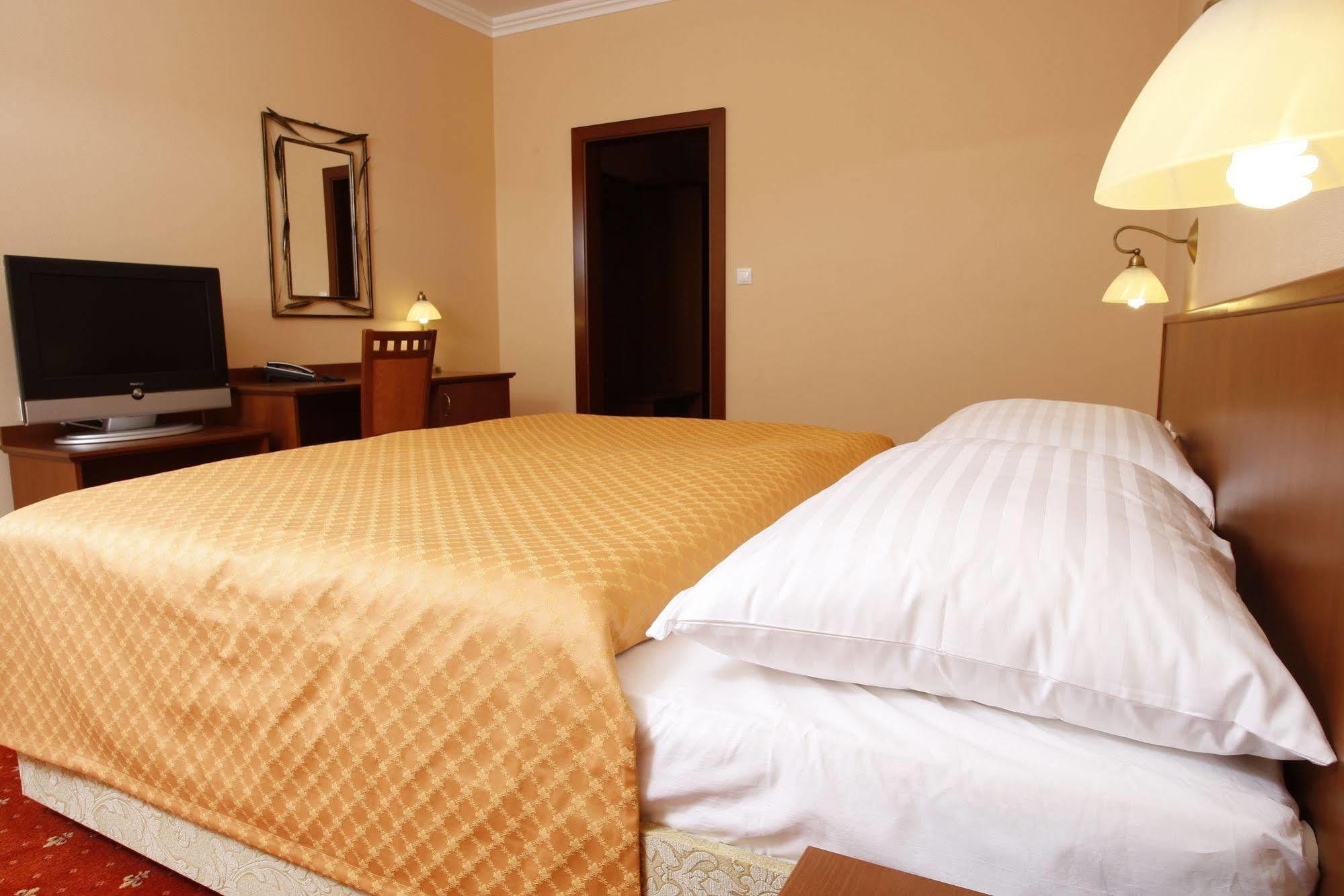 Hotel Majolika Modra Bagian luar foto