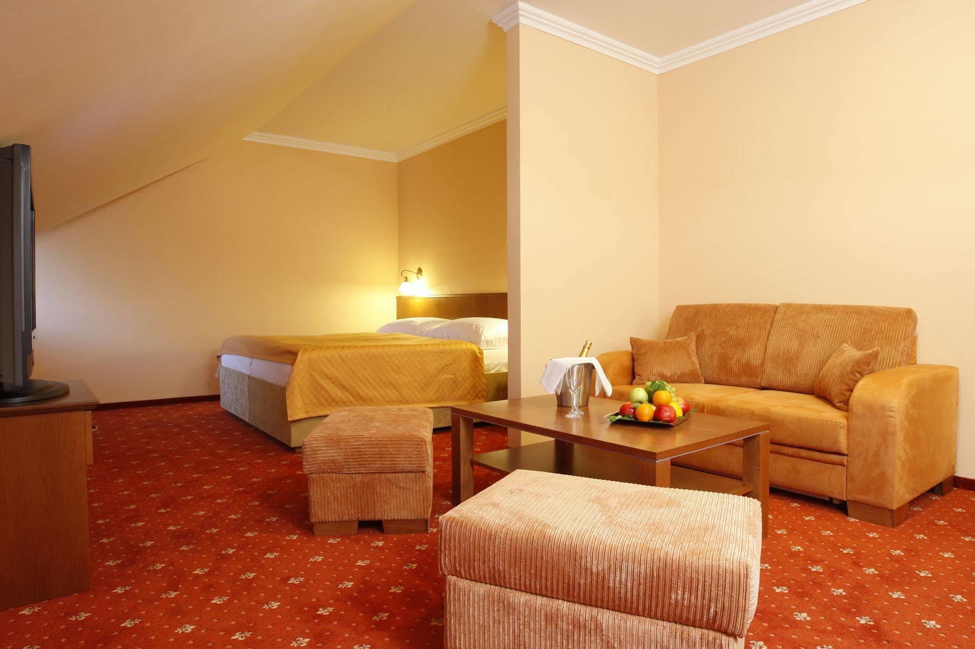 Hotel Majolika Modra Bagian luar foto