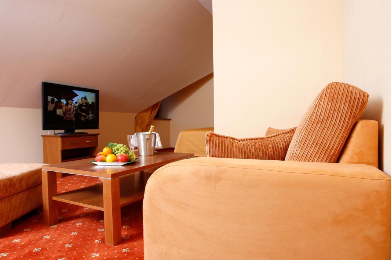Hotel Majolika Modra Bagian luar foto